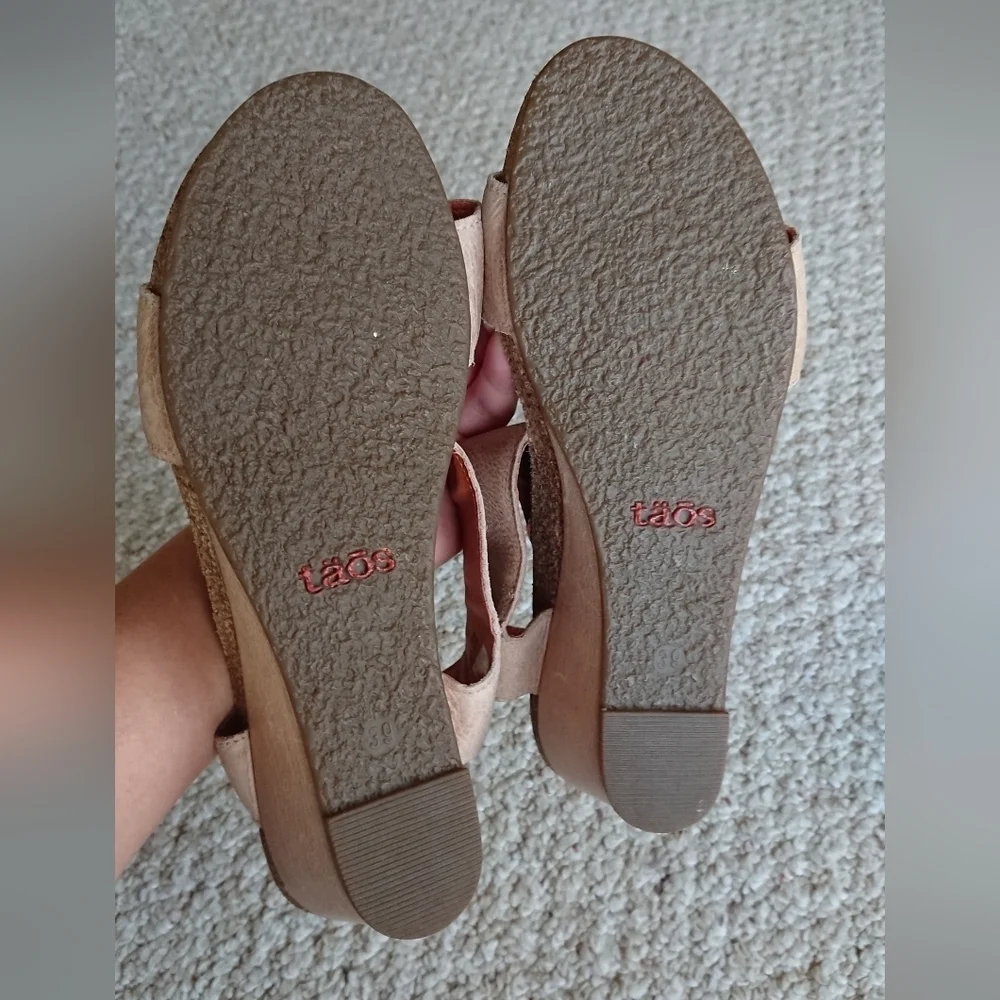 Taos Footwear the Carousel 3 Leather Ornamented Wedge Sandals size 8.5